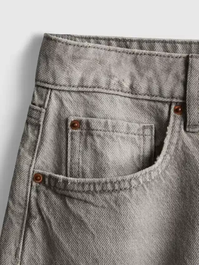 Bermuda-Shorts aus Denim mit unversäubertem Saum