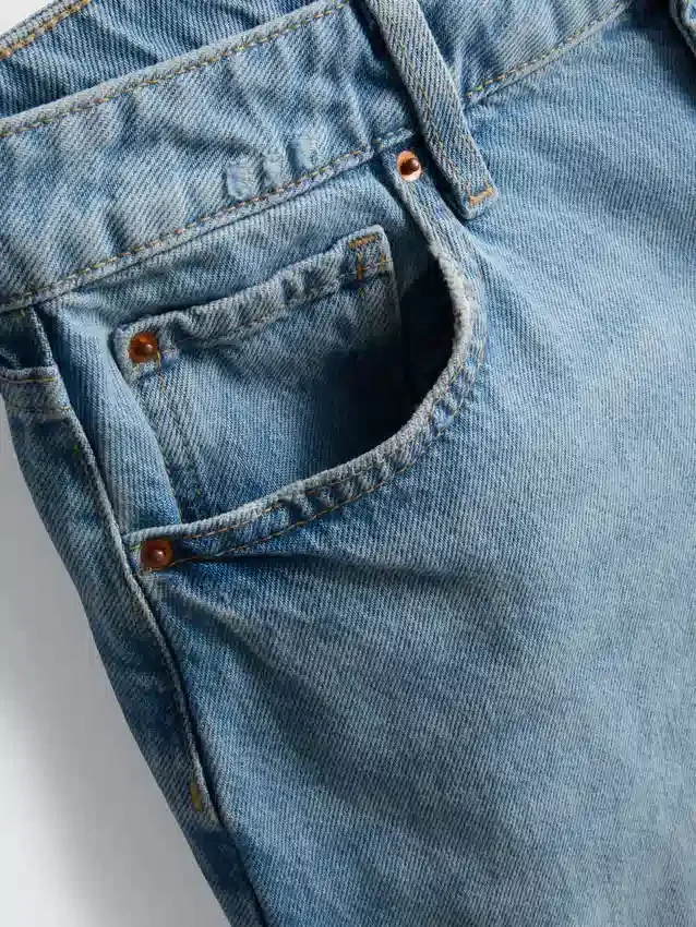 Bermuda-Shorts aus Denim mit unversäubertem Saum