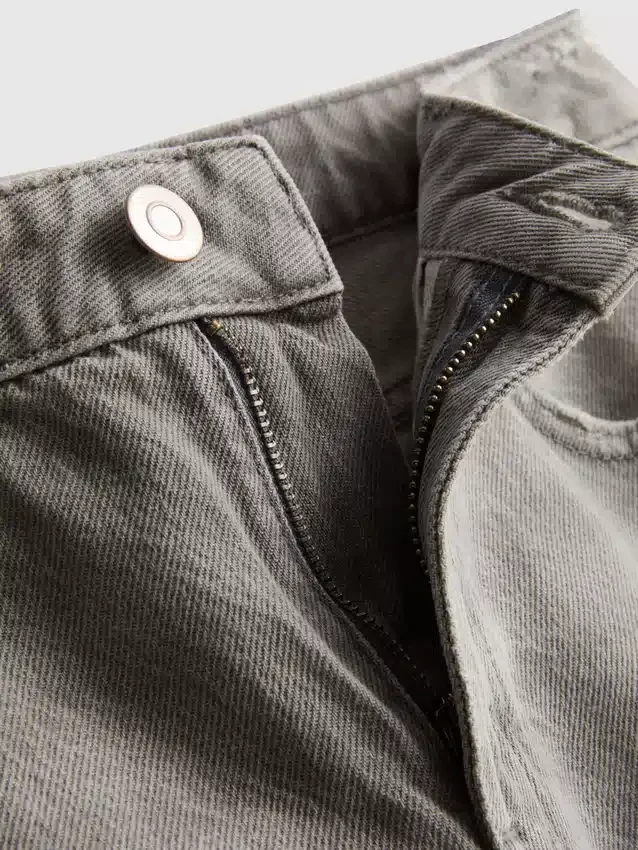 Bermuda-Shorts aus Denim mit unversäubertem Saum