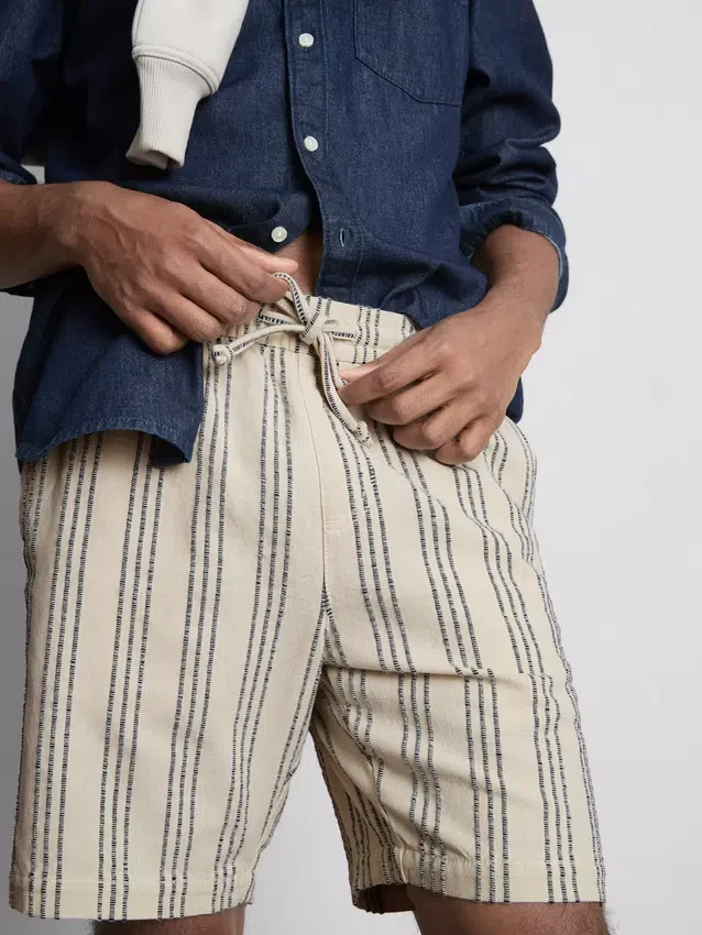 Bermudashorts mit strukturierten Streifen
