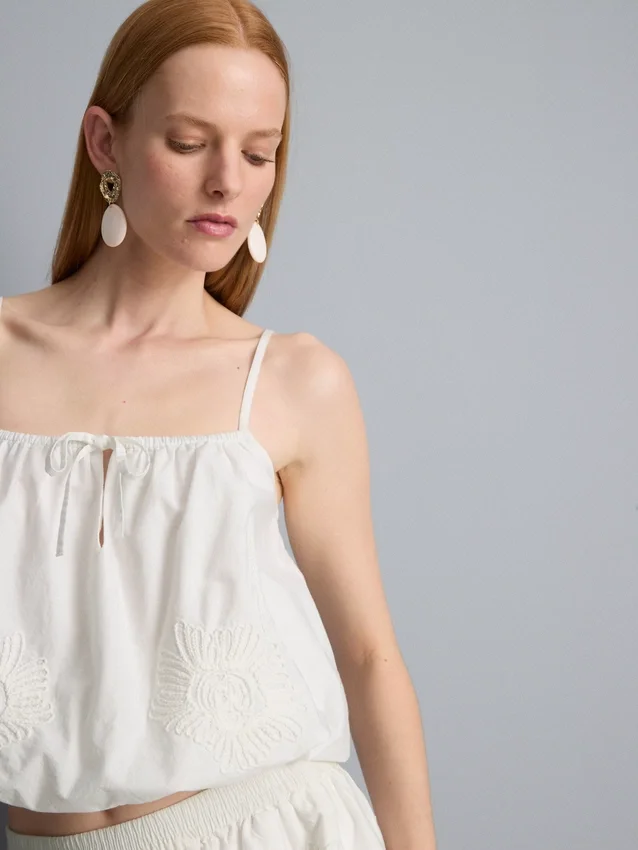 Besticktes, kurzes Cami-Top aus Baumwolle
