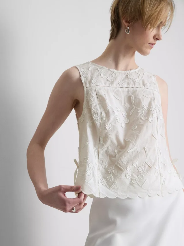 Besticktes Tanktop mit Blumenmuster und Bindeband