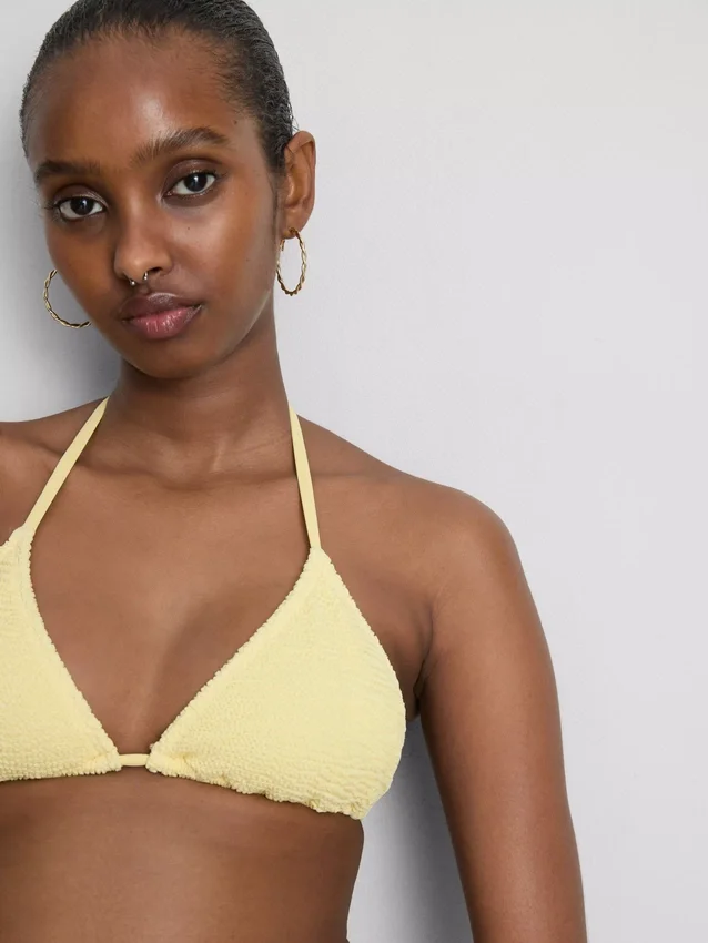 Bikini-Oberteil im Dreieck-Schnitt mit Crinkle-Struktur