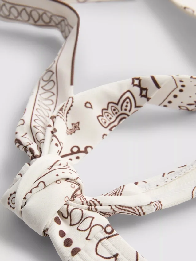 Bikini-Oberteil mit Halterneck und Bandana-Print