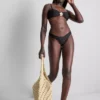 Bikini-Oberteil mit tiefem Ausschnitt und floralen Details