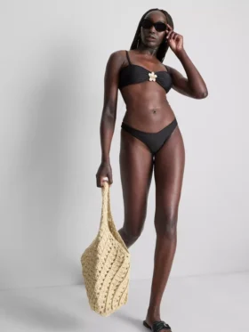 Bikini-Oberteil mit tiefem Ausschnitt und floralen Details