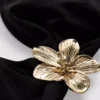 Bikini-Oberteil mit tiefem Ausschnitt und floralen Details