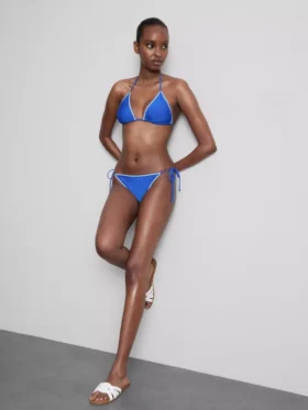 Bikinihösli mit seitlichen Bindebändern und Ziernähten