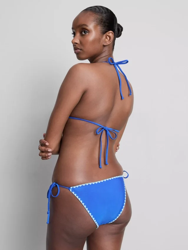 Bikinihösli mit seitlichen Bindebändern und Ziernähten