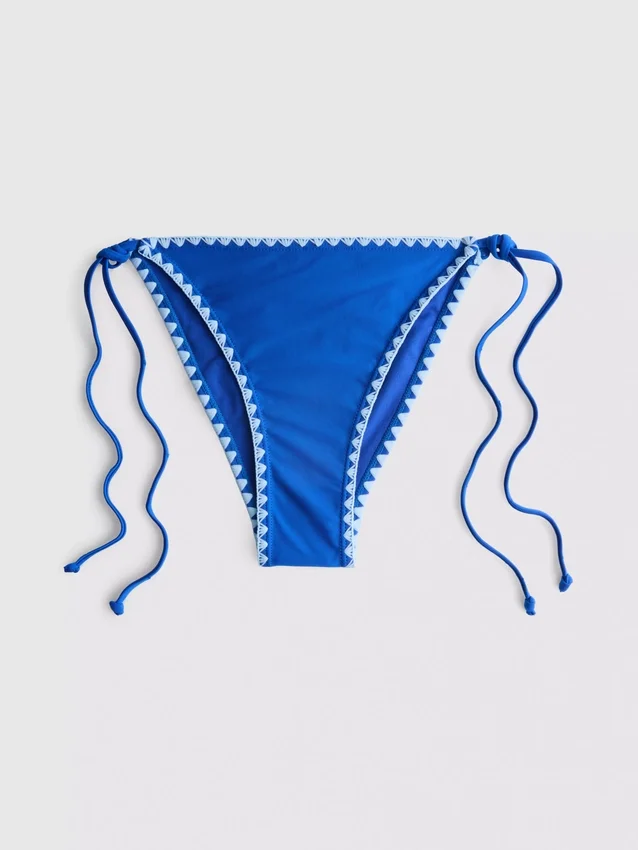 Bikinihösli mit seitlichen Bindebändern und Ziernähten