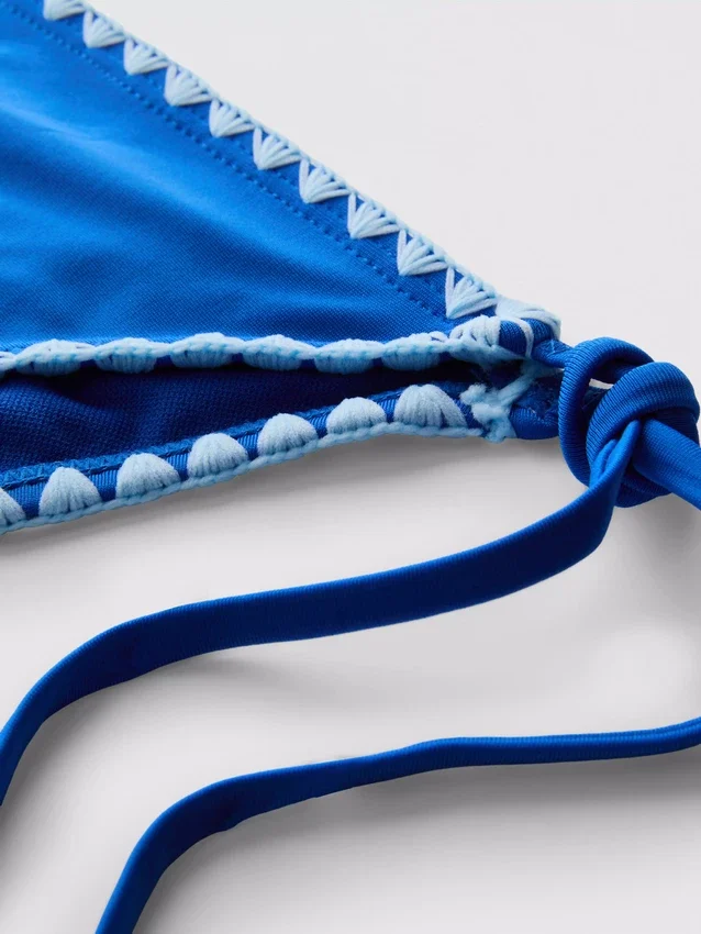 Bikinihösli mit seitlichen Bindebändern und Ziernähten