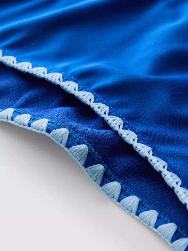 Bikinihösli mit seitlichen Bindebändern und Ziernähten