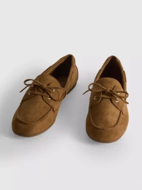 Bootschuhe mit Schnürdetail