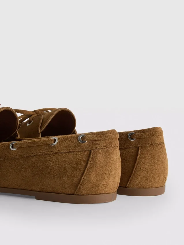 Bootschuhe mit Schnürdetail