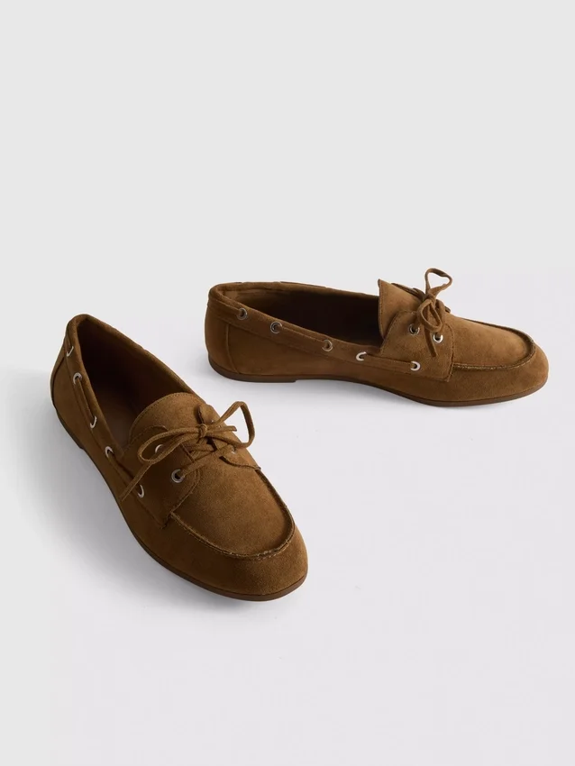 Bootschuhe mit Schnürdetail