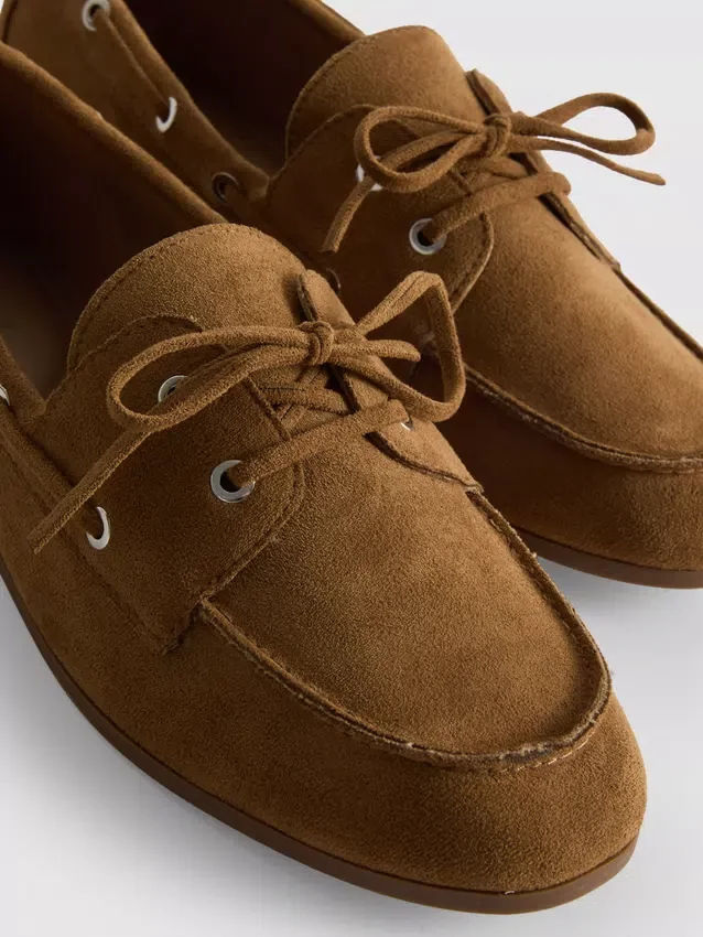 Bootschuhe mit Schnürdetail