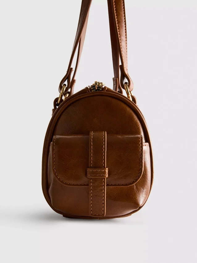Bowler-Tasche aus Kunstleder im Used-Look