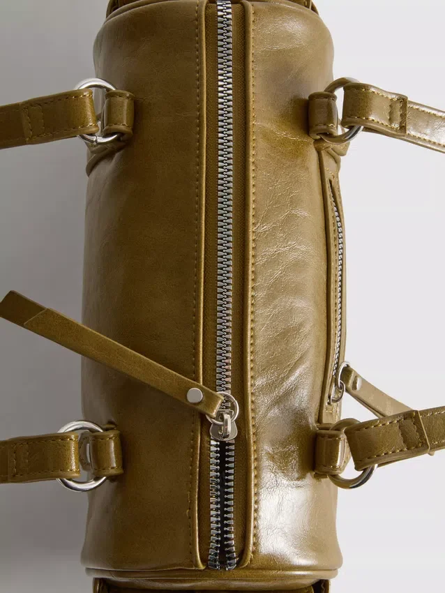 Bowler-Tasche aus Kunstleder im Used-Look