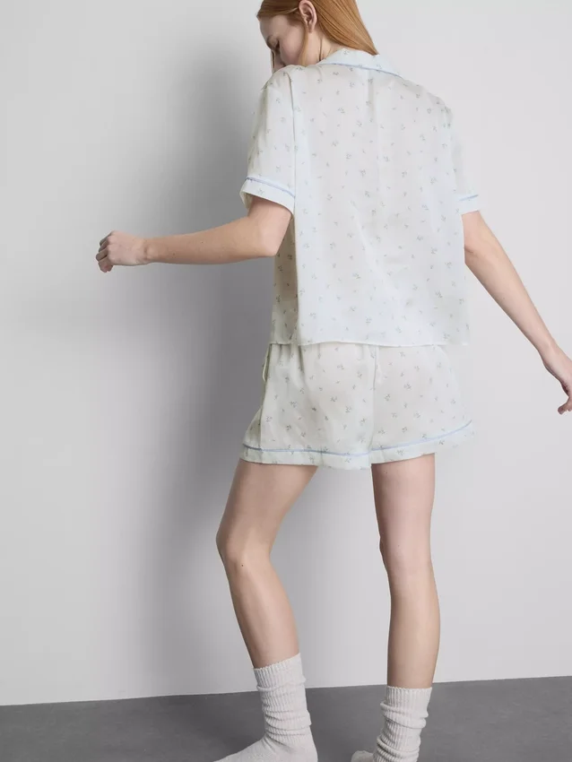 Boyfriend-Schlafanzug-Shorts aus Satin mit Blumenmuster