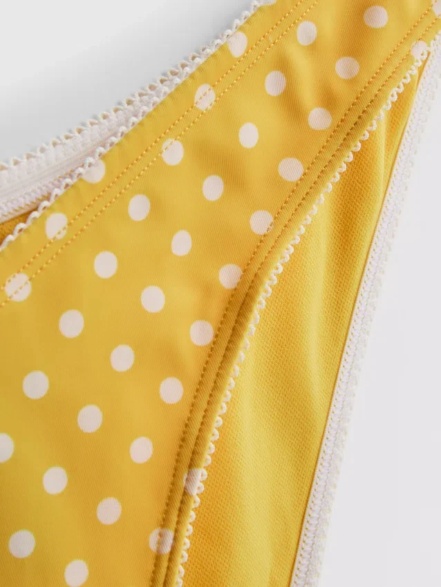 Brasilianisches Bikinihösli mit Polka-Dots