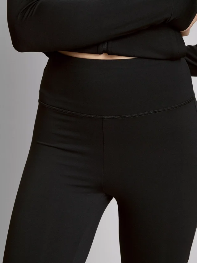Butterweiche Leggings mit ausgestelltem Bein