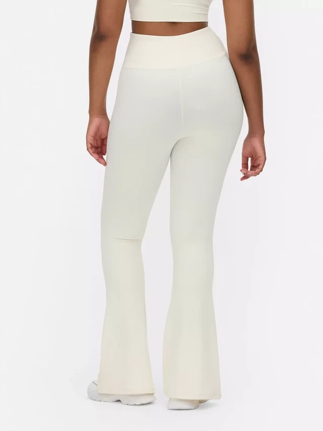 Butterweiche Leggings mit ausgestelltem Bein