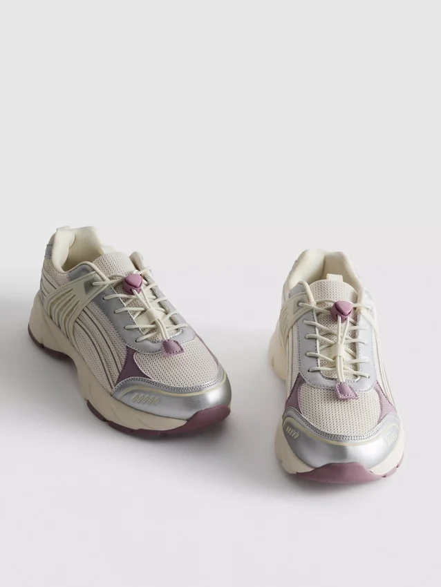 Chunky-Sneaker mit Knebelverschluss
