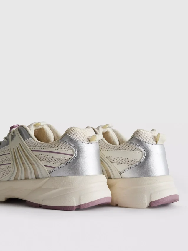 Chunky-Sneaker mit Knebelverschluss