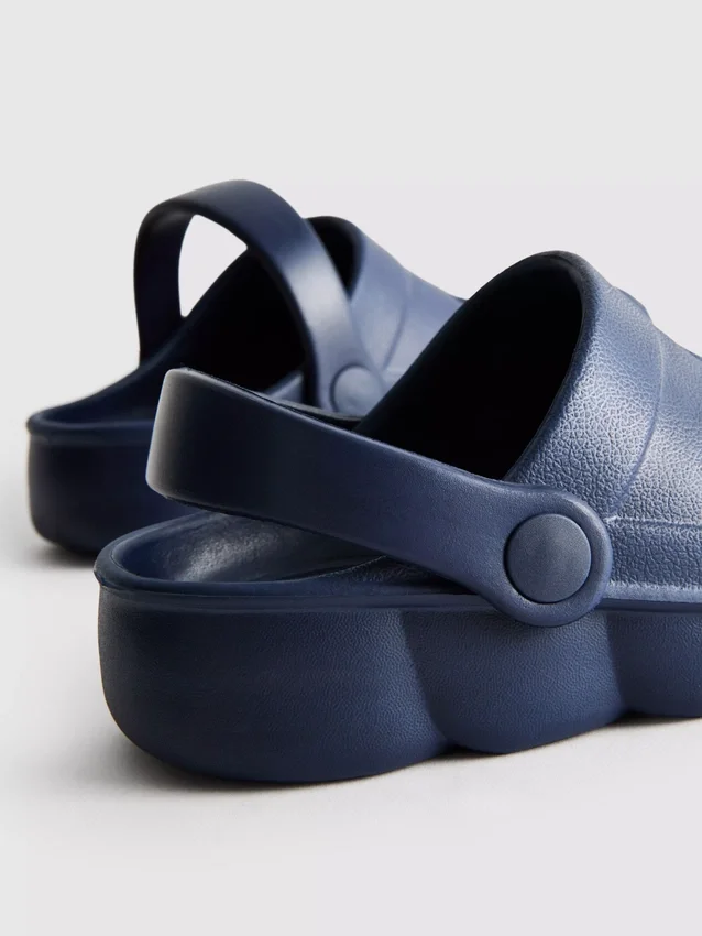 Clogs mit Fersenriemen