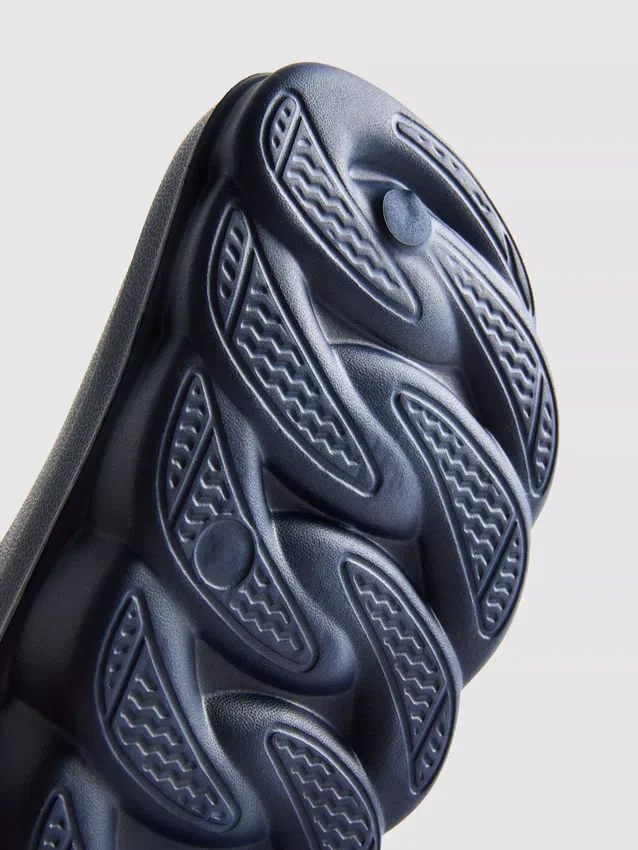 Clogs mit Fersenriemen