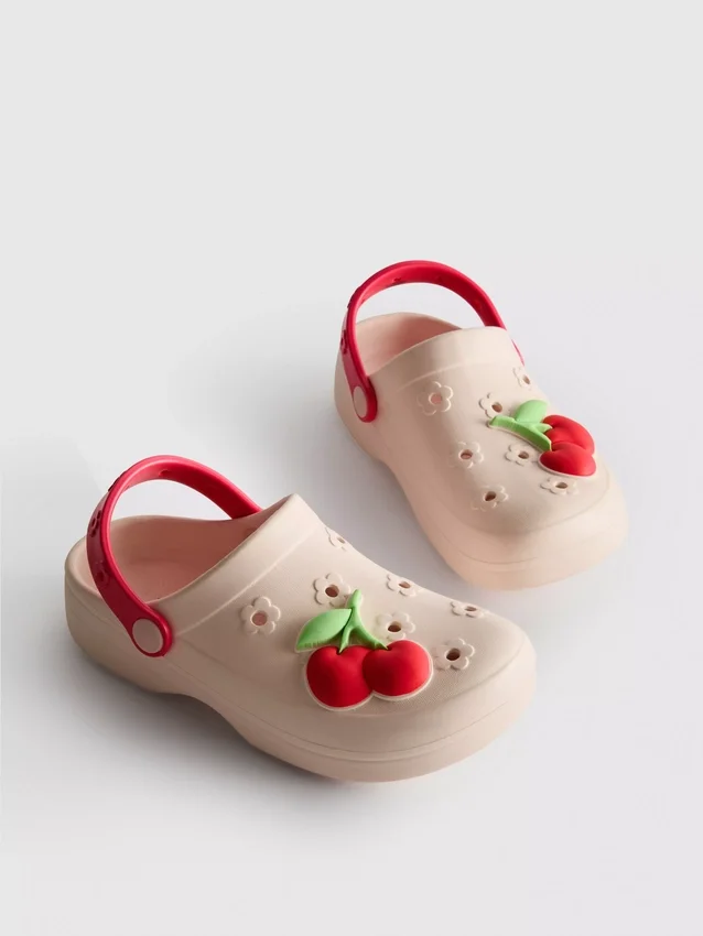Clogs mit Frucht-Emblem