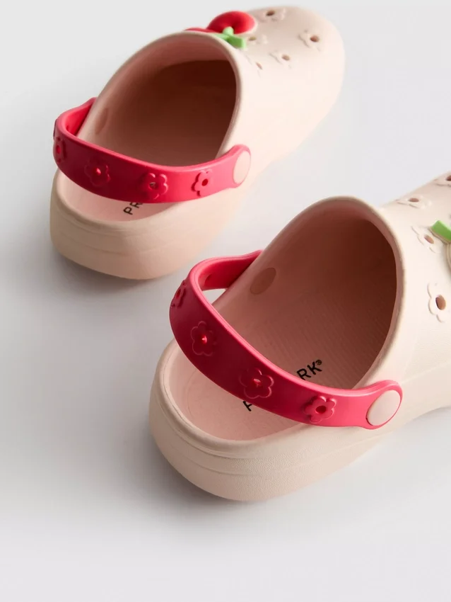 Clogs mit Frucht-Emblem