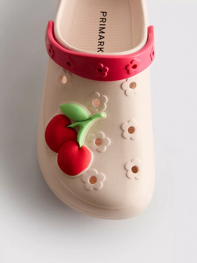 Clogs mit Frucht-Emblem