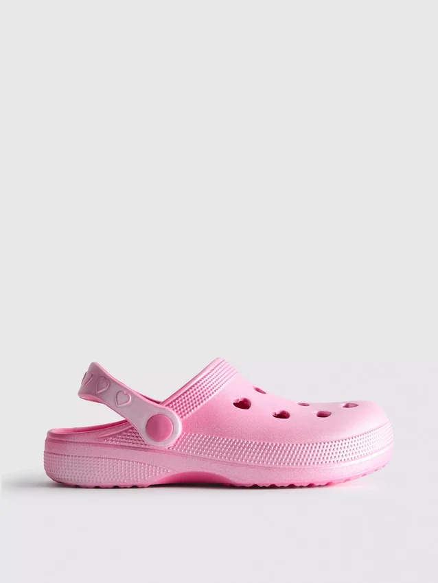 Clogs mit Herzmotiv