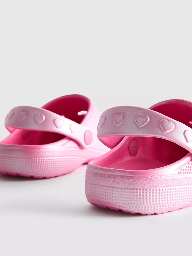 Clogs mit Herzmotiv