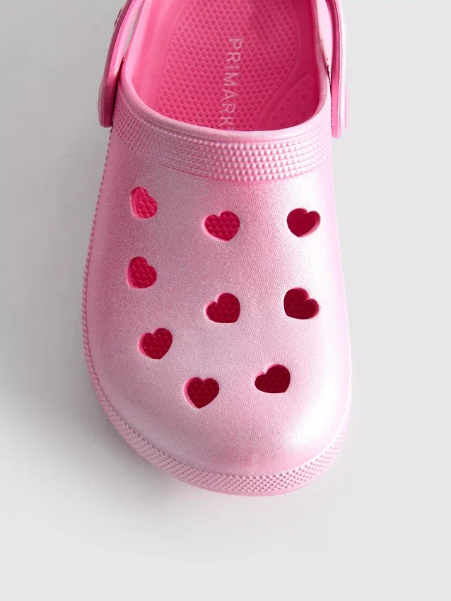 Clogs mit Herzmotiv
