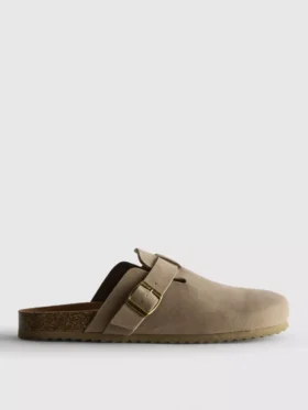 Clogs mit Schnallenriemen