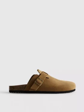 Clogs mit Schnallenriemen