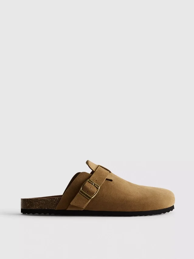 Clogs mit Schnallenriemen
