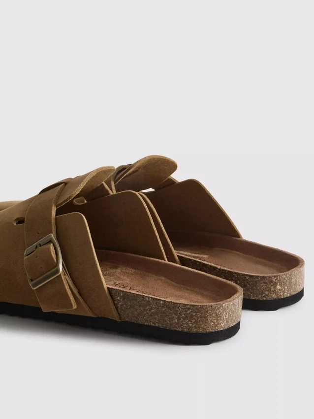 Clogs mit Schnallenriemen