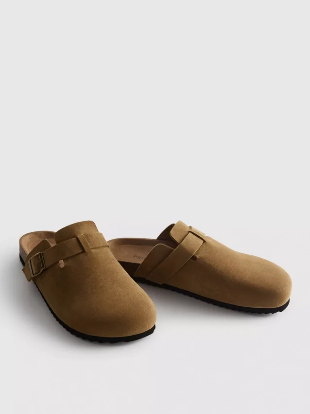 Clogs mit Schnallenriemen