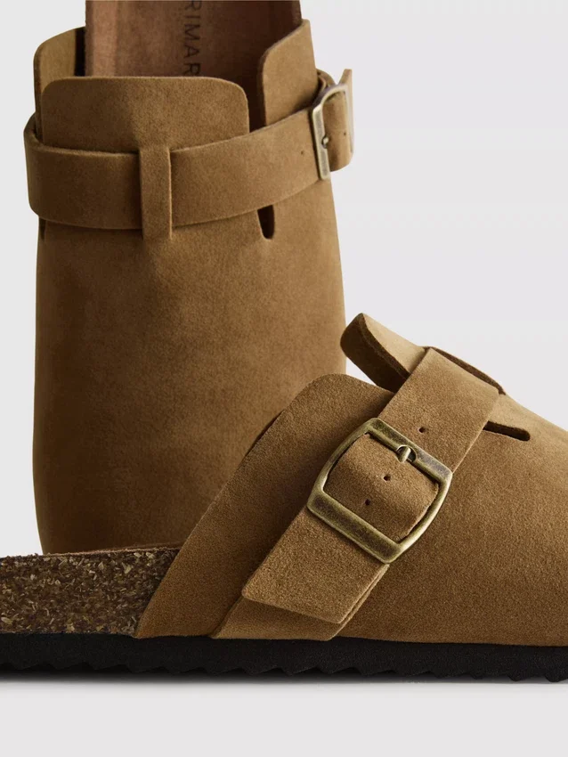 Clogs mit Schnallenriemen