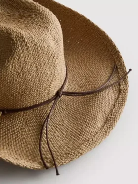 Cowboyhut aus Stroh mit Besatz