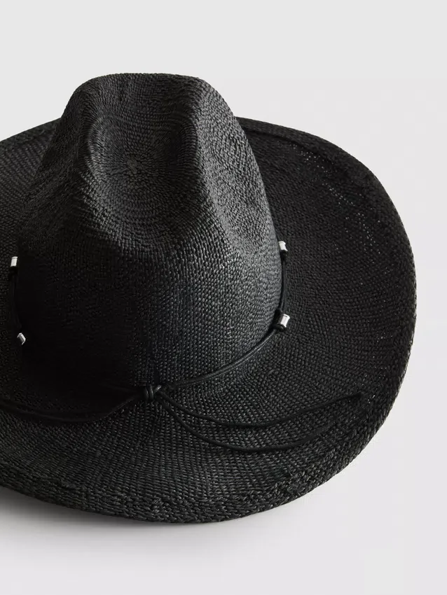 Cowboyhut aus Stroh mit Besatz
