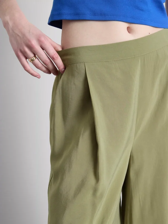 Culotte-Hose mit mittlerer Leibhöhe und weitem Bein
