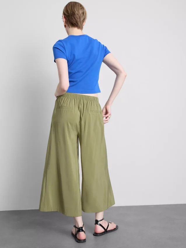 Culotte-Hose mit mittlerer Leibhöhe und weitem Bein