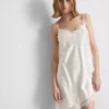 Das asymmetrische Slip-Kleid aus Satin-Spitze von The Edit