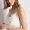 Das asymmetrische Slip-Kleid aus Satin-Spitze von The Edit