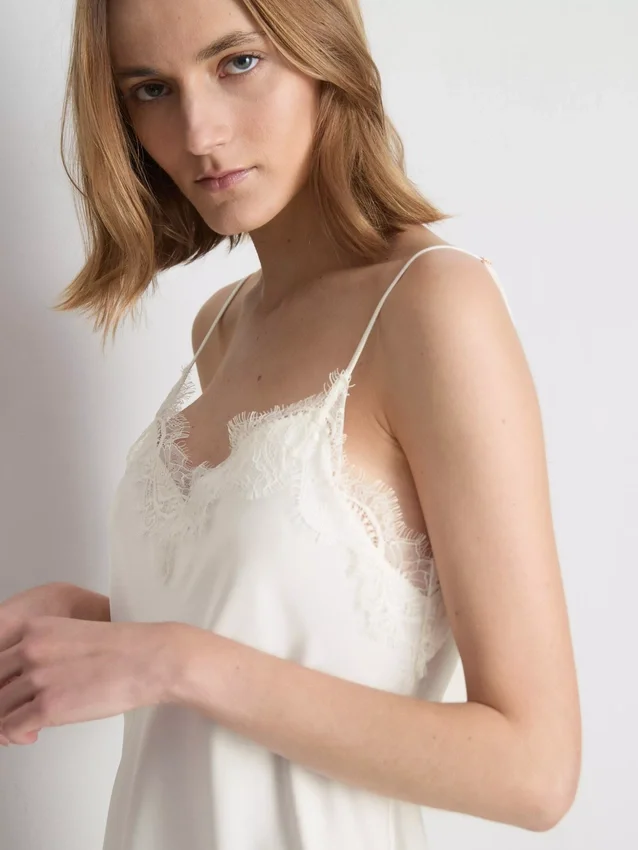 Das asymmetrische Slip-Kleid aus Satin-Spitze von The Edit