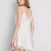 Das asymmetrische Slip-Kleid aus Satin-Spitze von The Edit